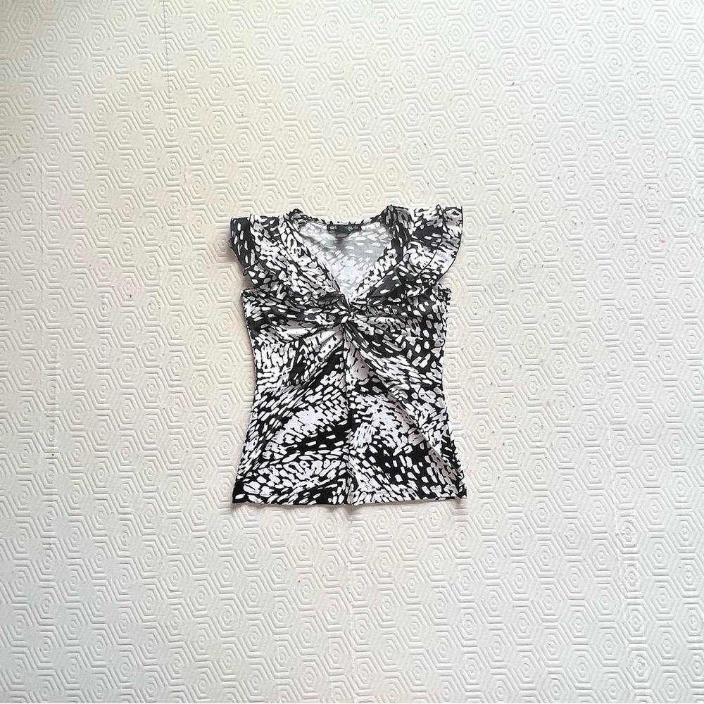 vintage black & white ruffle flutter sleeve top!